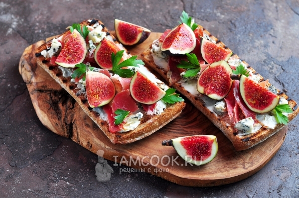 Гренки с хамоном, инжиром и двумя видами сыра