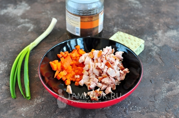 Нарезаем морковку и курицу