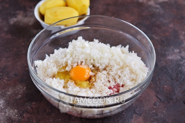 Соединить фарш, рис и яйцо