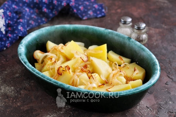 Положить на картофель лук