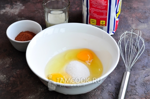 Соединить яйца с сахаром