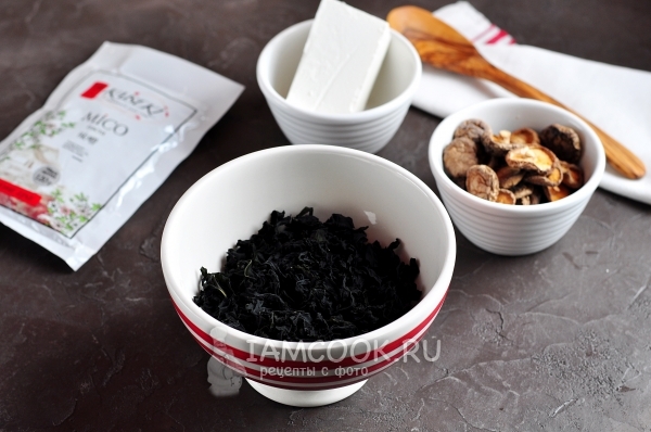 Положить водоросли в миску