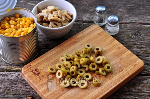 Порезать оливки