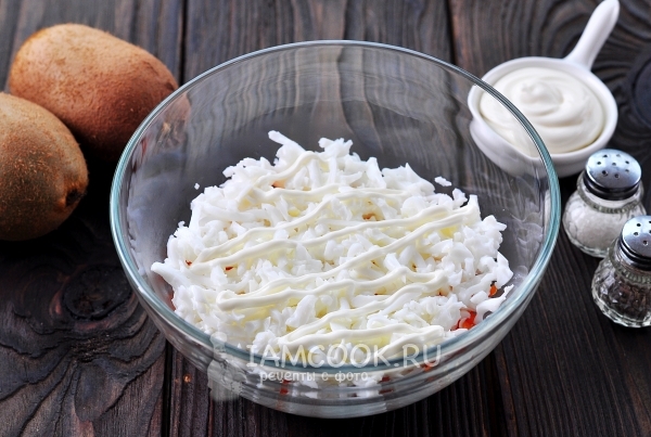 Полить белки майонезом