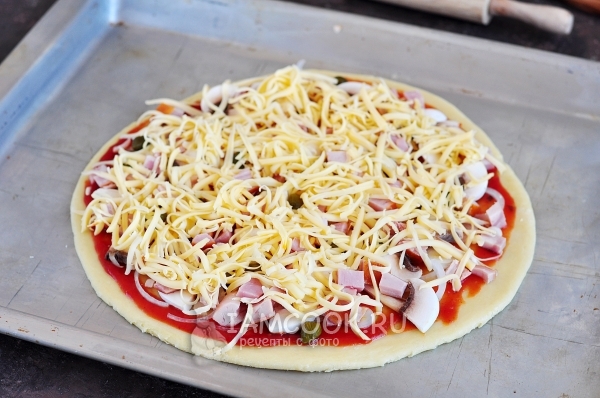 Выложим на пиццу сыр