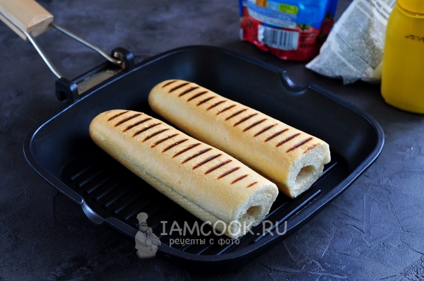 Обжарить булочки