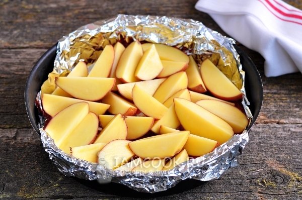 Выложить картофель на фольгу