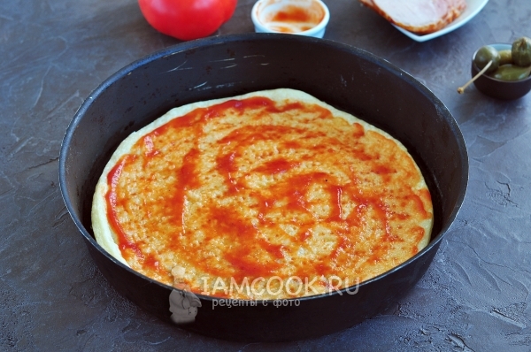 Смазать основу кетчупом