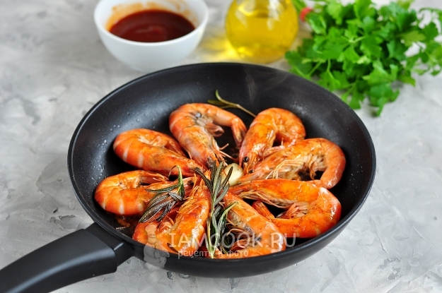 Обжарить креветки