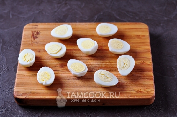 Разрезать яйца пополам