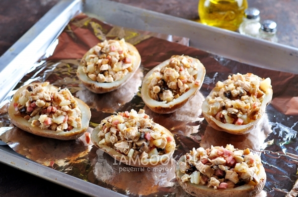 Накладываем начинку в картошку