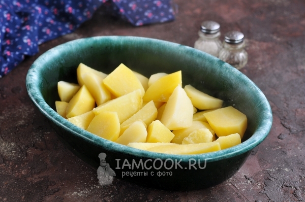 Выложить картофель в форму