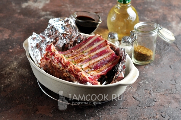 Положить баранину в форму