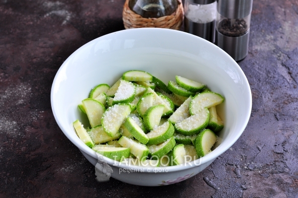 Посолить кабачки