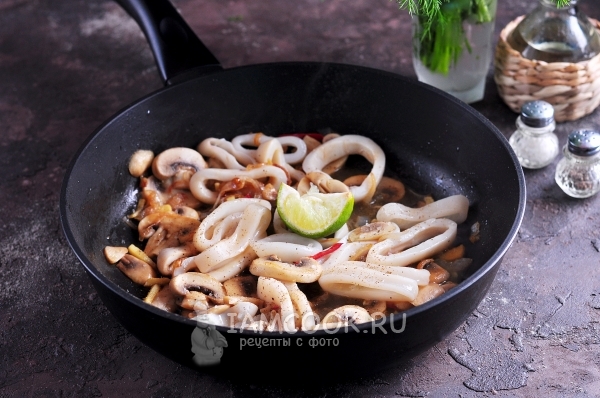 Добавить сок лимона, соевый соус и специи