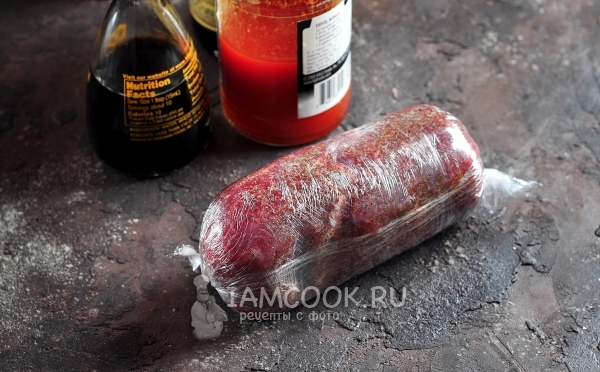 Завернуть мясо в пищевую пленку