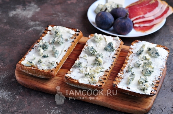 Положить голубой сыр