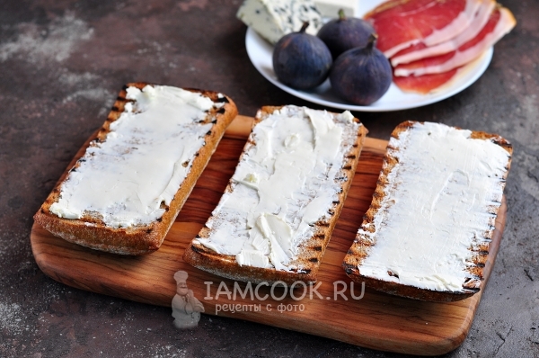 Смазать гренки сыром