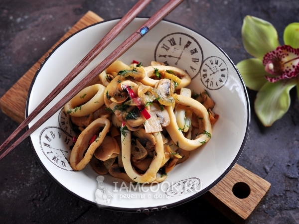 Жареные кальмары с грибами, рецепт с фото