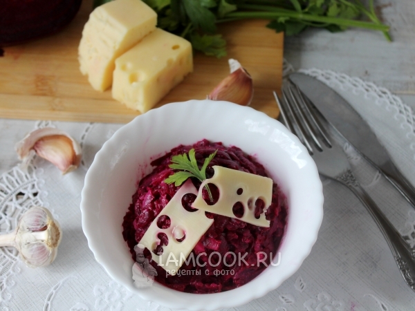 Салат из свеклы с сыром и чесноком, рецепт с фото