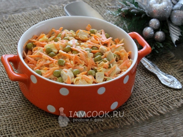 Салат с курицей, морковью и зелёным горошком, рецепт с фото