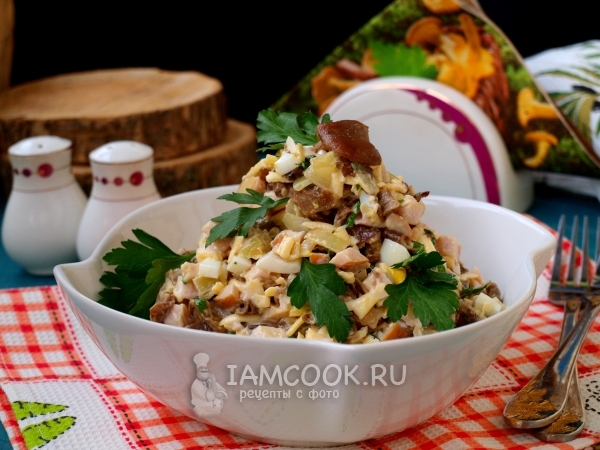 Салат с копченой курицей, грибами и сыром, рецепт с фото