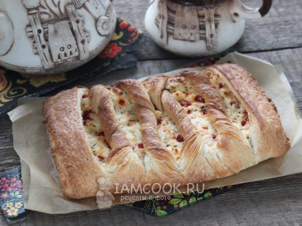Пирог из слоёного теста с адыгейским сыром, рецепт с фото