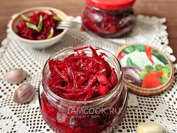 Салат из свеклы с чесноком на зиму, рецепт с фото