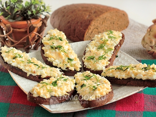 Гренки из черного хлеба с сыром и яйцом, рецепт с фото