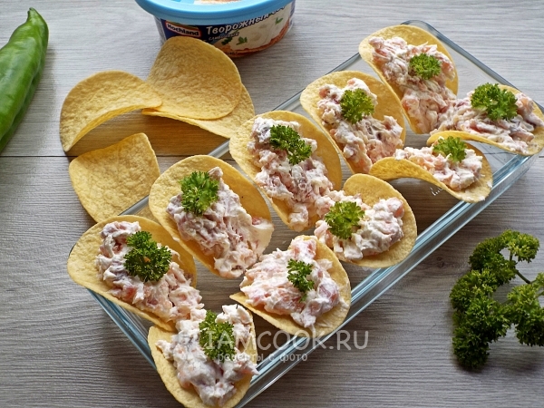 Закуска на чипсах с малосольной рыбой и сливочным сыром, рецепт с фото