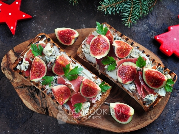 Гренки с хамоном, инжиром и двумя видами сыра, рецепт с фото