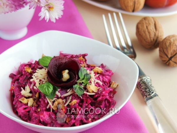 Салат со свеклой, сыром, чесноком и грецкими орехами, рецепт с фото