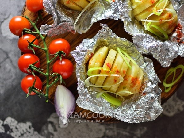 Картофель, запеченный в фольге на углях, рецепт с фото