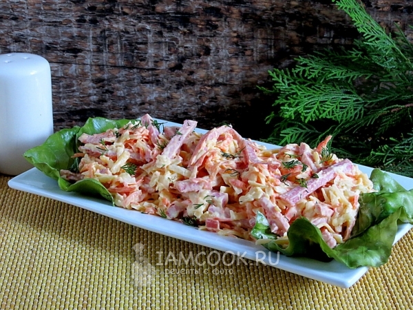 Салат с сыром, морковью и копченой колбасой, рецепт с фото