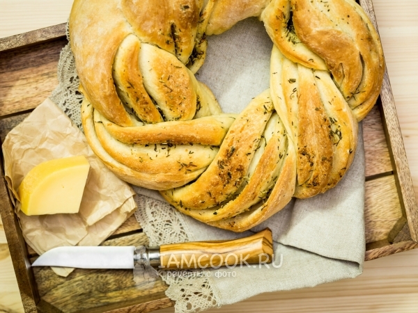 Плетеный калач с чесноком и зеленью, рецепт с фото