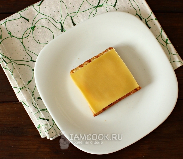 Положить кусочек сыра