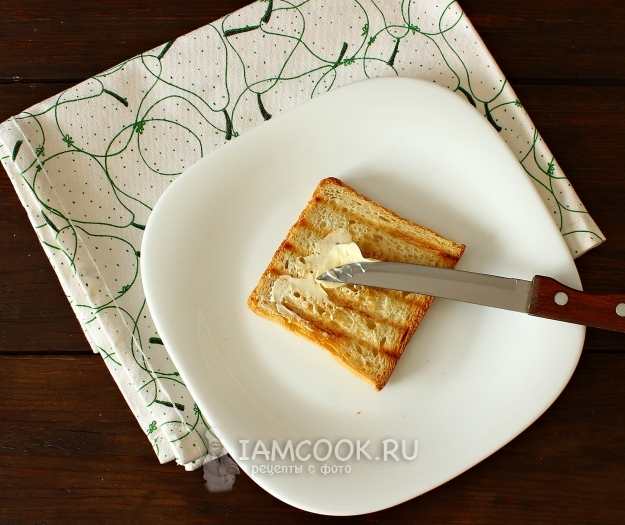 Смазать хлеб маслом