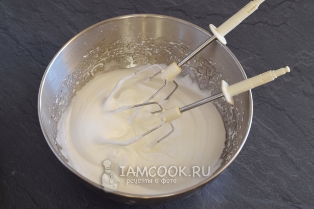 Взбить белки с сахаром