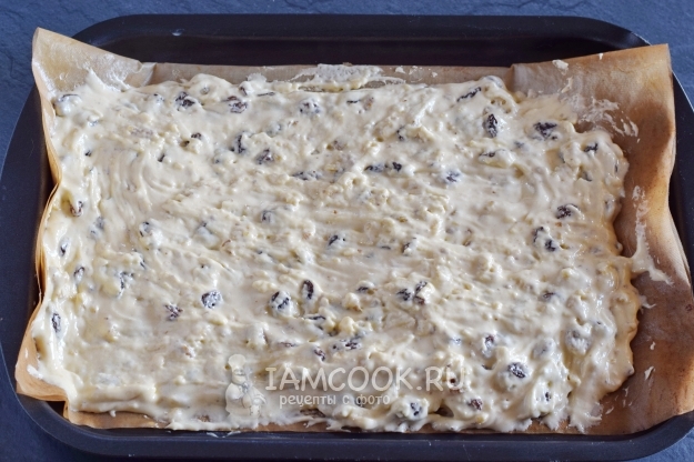 Выложить тесто в форму