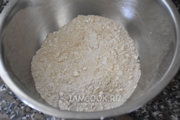 Соединить муку, крахмал и разрыхлитель