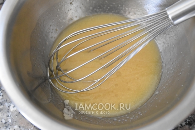 Соединить масло, молоко и сахар