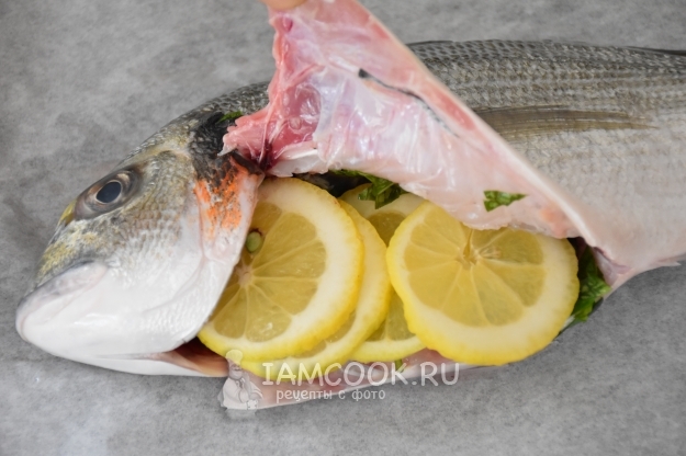 Положить лимоны