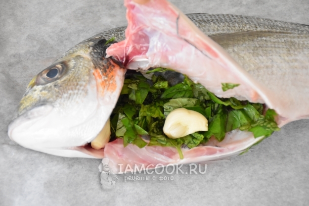 Положить чеснок