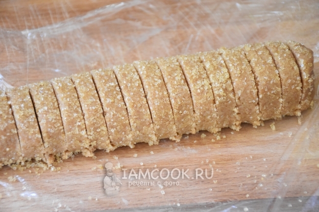 Порезать тесто на шайбочки