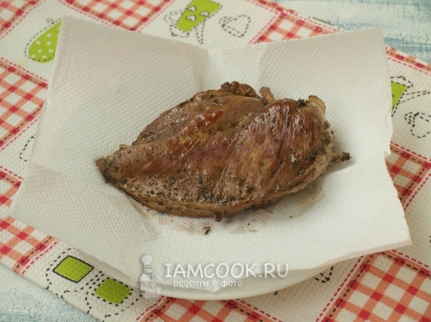 Положить мясо на салфетку