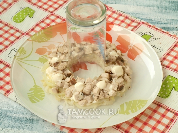 Положить слой мяса