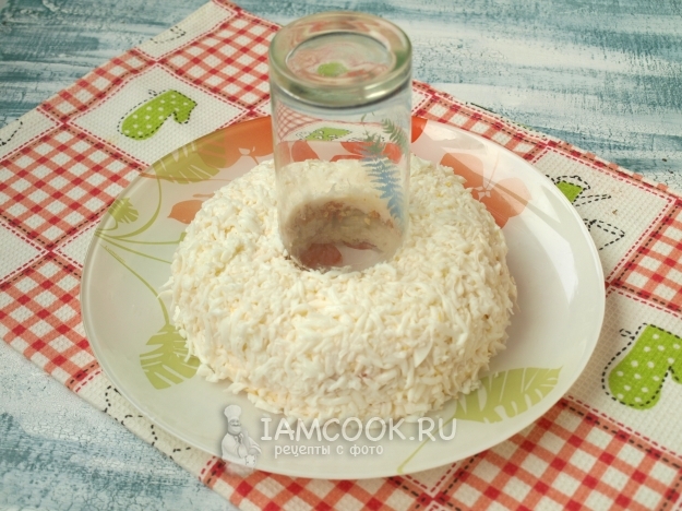 Покрыть салат белками