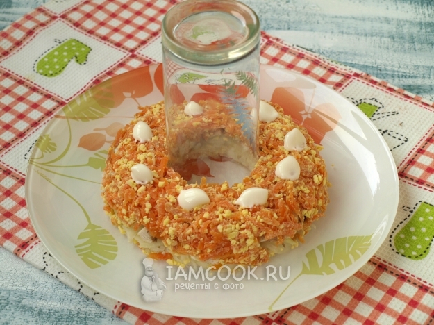 Положить слой моркови и яиц