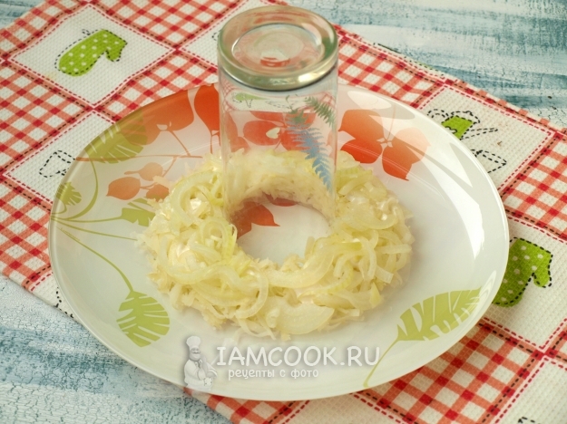 Выложить слой картофеля и лука