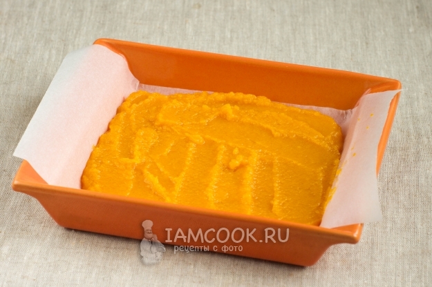 Выложить пюре в форму